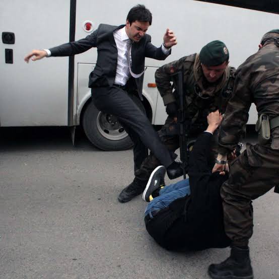 Soma Katliamının simsiyah isi hâlâ alnımızda duruyor

301 maden emekçimizi, bir avuç kömür uğruna hayatları hiçe sayılan o güzel insanları yitirdik. Ne onları, ne onlara kameralar önünde tekme atan, ölümlerine sebep olanları koruyan utanmazları unutturmayacağız