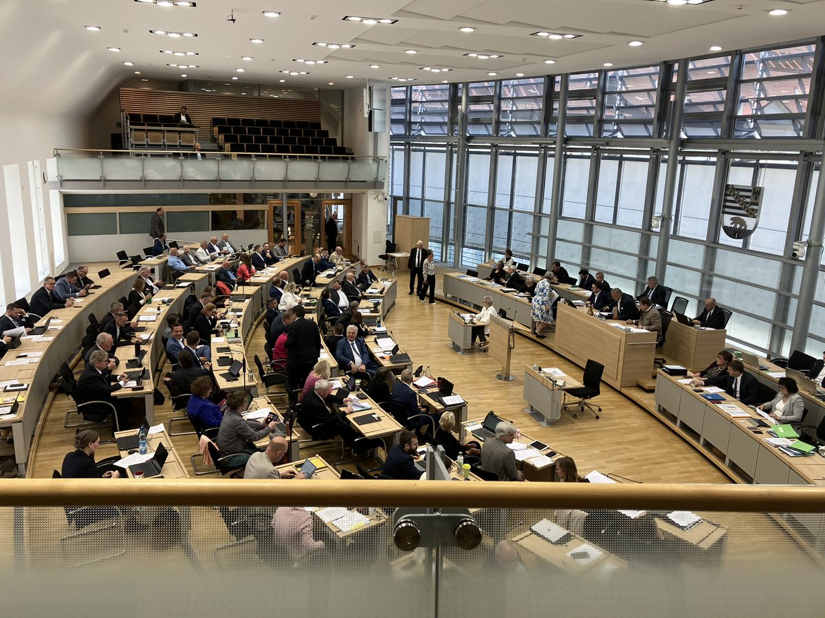 Das Rennen ist jetzt auch offiziell eröffnet: Sachsen-Anhalt wird am 6. September 2026 wählen. 

Das hat der Landtag soeben beschlossen. Linke und AfD enthalten sich, der FDP-Abgeordnete Pott stimmt mit Nein.