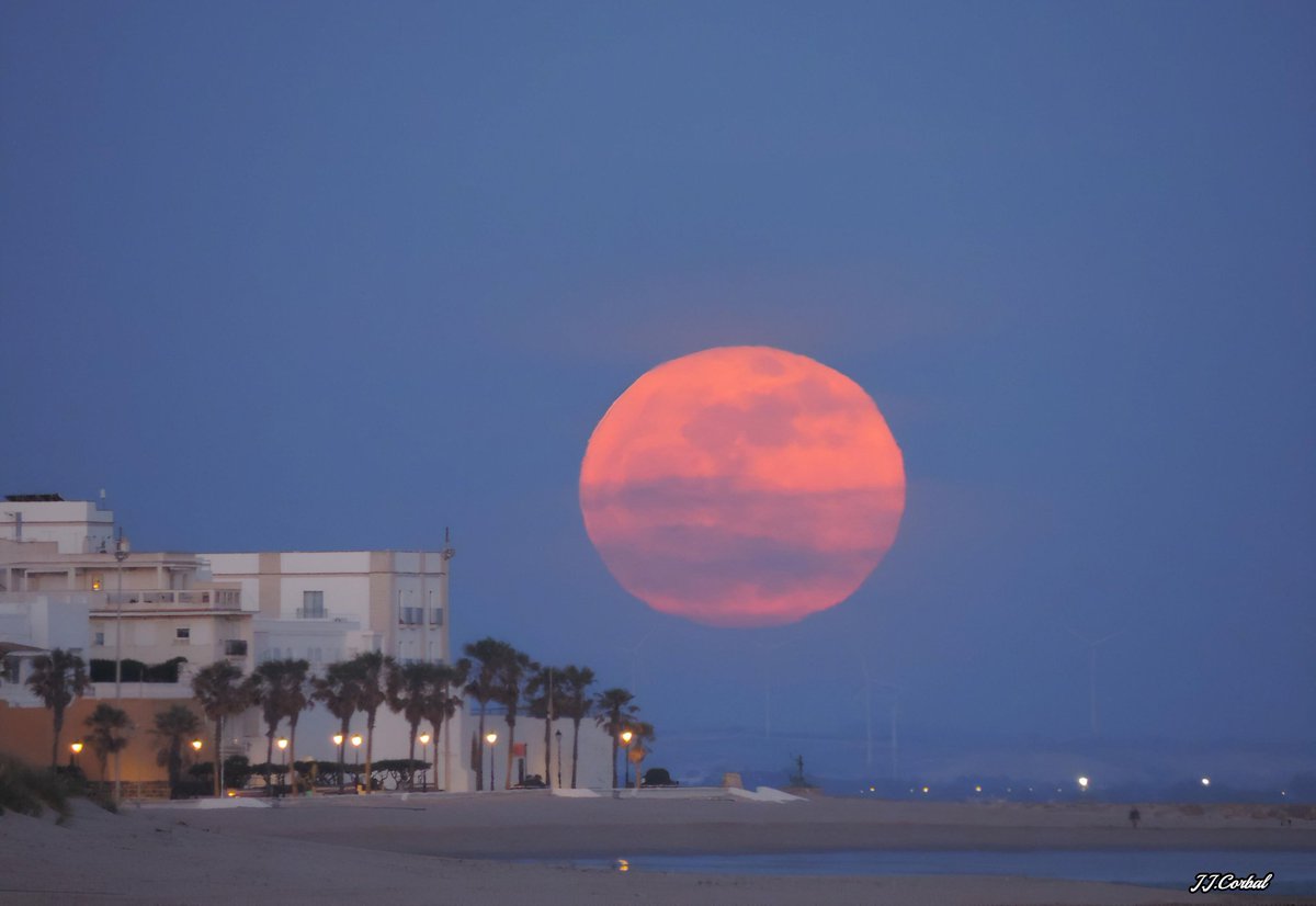 La Luna llena al salir por la bahía gaditana desde Rota, feliz día <a href="/tiempobrasero/">Tutiempo</a> <a href="/ElTiempoA3/">El Tiempo de Antena 3</a> <a href="/Tiempo_Mercedes/">Mercedes Martín</a> <a href="/lasextameteo/">La Sexta Meteo</a> <a href="/fcocachometeo/">Francisco Cacho</a> <a href="/alvaronavvv/">Álvaro Navarro</a> <a href="/Cris_Lop_deVal/">Cris López de Val</a> <a href="/MeteoCanalSur/">MeteoCanalSur</a> <a href="/el_tiempohoy/">El Tiempo Hoy</a>  <a href="/ElTiempo_tve/">El Tiempo en TVE</a>  <a href="/slaplana_tve/">Silvia Laplana</a> <a href="/objtormentas/">Objetivo Tormenta (David Mancebo)</a>