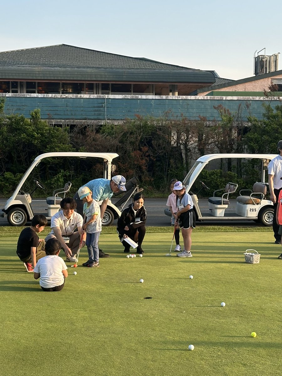 MARIGROUP1's tweet photo. 本日は鹿沼72カントリークラブで、ジュニアゴルフ教習を開催中⛳️
鹿沼市内の小学生がさんかしてくれています！

#鹿沼72 #ジュニア #ゴルフ #レッスン #パター　#みんな一生懸命で可愛い https://t.co/z7lH4YuUWy