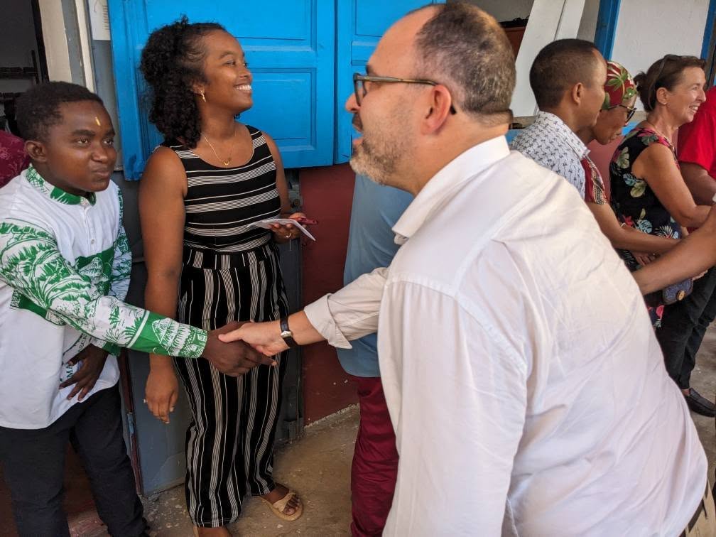 Visite de l’Ambassadeur à l’Espace des Jeunes de Majunga, accueillant la plateforme Tafavori, 32 associations et 3 000 jeunes. Lors de leurs  échanges, il a partagé son parcours et salué leur  engagement associatif  et leur détermination. ✨🤝🇲🇬🇫🇷