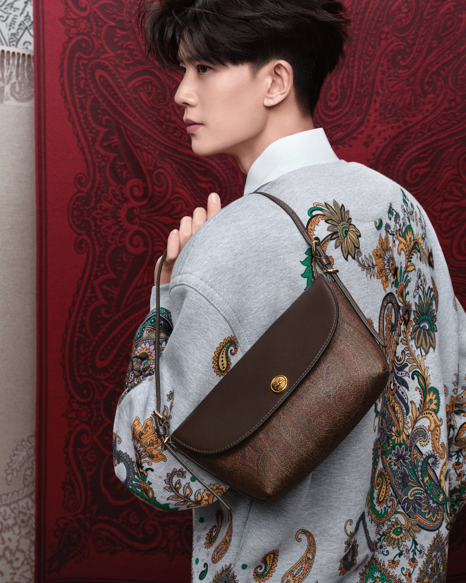 ETRO celebrates 520 with Global Brand Ambassador Ren Jialun.
"520" is a special moment of love in China. For the occasion, #AllenRen #RenJialun embodies the mood of the ETRO SS 2025 collection.
Join us in honoring this heartfelt celebration of style and romance with Ren Jialun.