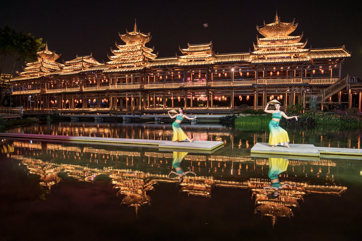 🌙✨As twilight descends on Min Ge Lake, the waters awaken with music 🎶, mist 🌫️, and movement 🛶. Beneath the soft glow of Hehuan Bridge 🌉, performers glide across the lake on small boats, their melodies rippling through the spring air 🌸.
Dressed in traditional attire 👘, they dance atop floating stages and strum ancient tunes beneath drifting clouds of rose-colored mist 🌹. Aerial acrobats 🤸‍♀️ leap with breathtaking grace, while the reflections of lights and water 💡💧 blur the line between reality and dream.
In this lakeside town of southern China, every night becomes a poem — a quiet celebration of heritage, nature, and the romance of the arts 🎭🍃.

#MinGeLakeMagic #NewChinaTowns #GuangxiNights #CulturalRomance
@Splendors_of_GX @Helloguangxi1 @DiscoverGuangxi @PerformingChina