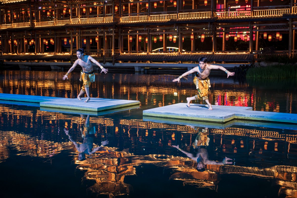 🌙✨As twilight descends on Min Ge Lake, the waters awaken with music 🎶, mist 🌫️, and movement 🛶. Beneath the soft glow of Hehuan Bridge 🌉, performers glide across the lake on small boats, their melodies rippling through the spring air 🌸.
Dressed in traditional attire 👘, they dance atop floating stages and strum ancient tunes beneath drifting clouds of rose-colored mist 🌹. Aerial acrobats 🤸‍♀️ leap with breathtaking grace, while the reflections of lights and water 💡💧 blur the line between reality and dream.
In this lakeside town of southern China, every night becomes a poem — a quiet celebration of heritage, nature, and the romance of the arts 🎭🍃.

#MinGeLakeMagic #NewChinaTowns #GuangxiNights #CulturalRomance
@Splendors_of_GX @Helloguangxi1 @DiscoverGuangxi @PerformingChina