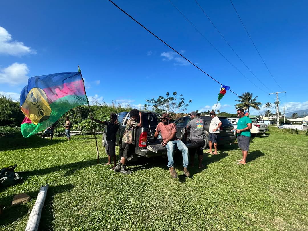 JOURNÉE COMMÉMORATION:

<<Après-midi digestion et détente après un repas copieux. Les rescapés de La Résistance s’attellent à terminer le poteau sculpté tout en ayant les oreilles attentives aux infos donnés par le Relais CCAT local>>

Pouébo, NC
13 05.25
 facebook.com/share/p/1Dg4DP…