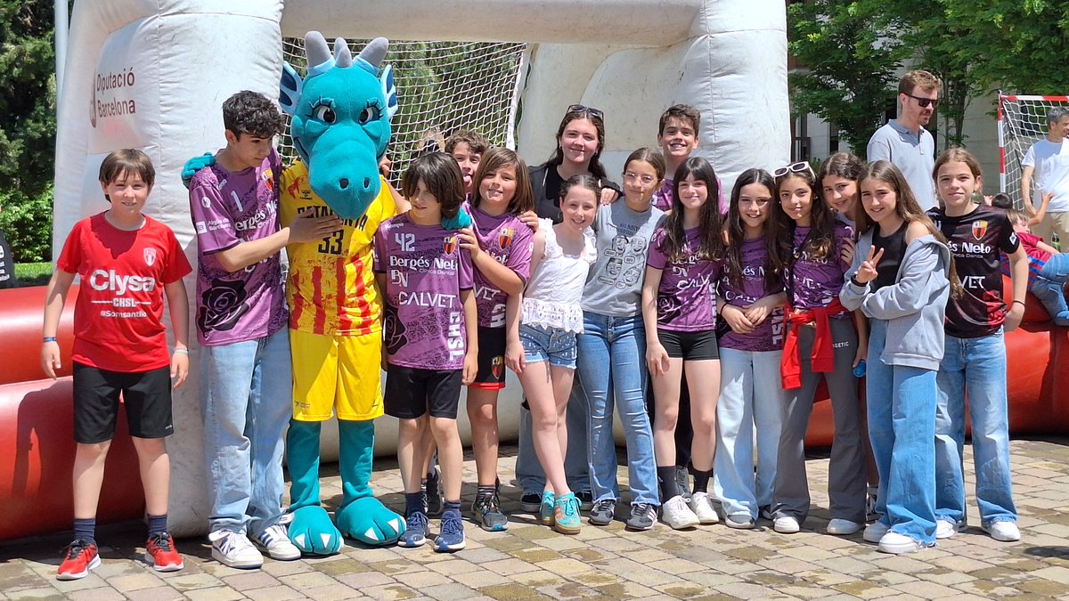 Federació Catalana d’Handbol (@fedcathandbol) on Twitter photo En Flai visita la Fira de Maig de Sant Feliu acompanyant al <a href="/CHSantLlorenc/">CH Sant Llorenç</a> en una fantàstica jornada d’handbol al carrer.
Les nenes i els nens del <a href="/CHSantLlorenc/">CH Sant Llorenç</a> han pogut gaudir de la visita d’en Flai i d’una jornada amb porteries, inflables i jocs de punteria que s’ha En Flai visita la Fira de Maig de Sant Feliu acompanyant al <a href="/CHSantLlorenc/">CH Sant Llorenç</a> en una fantàstica jornada d’handbol al carrer.
Les nenes i els nens del <a href="/CHSantLlorenc/">CH Sant Llorenç</a> han pogut gaudir de la visita d’en Flai i d’una jornada amb porteries, inflables i jocs de punteria que s’ha