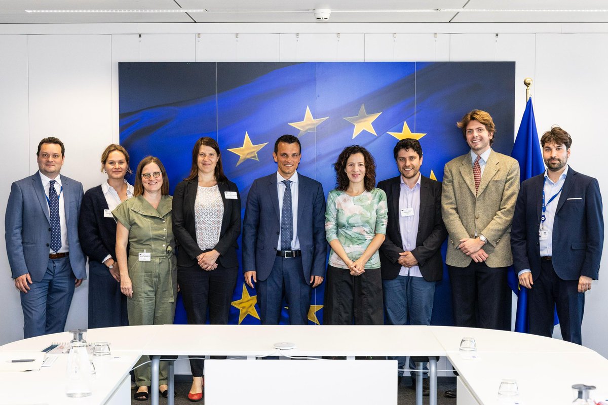 Roxana Mînzatu (@roxanaminzatu) on Twitter photo Through the Labour Mobility Package and the Quality Jobs Roadmap, I am personally committed to preventing abuse, while enabling subcontracting where it supports expertise and innovation. #SocialEurope (2/2) Through the Labour Mobility Package and the Quality Jobs Roadmap, I am personally committed to preventing abuse, while enabling subcontracting where it supports expertise and innovation. #SocialEurope (2/2)