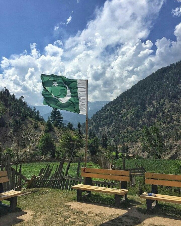 whynotrida's tweet photo. We all love our country deeply, for it is not just our homeland but our identity, our pride, and our soul. Pakistan lives in our hearts, and we strive every day to make it stronger and more beautiful. 
Pakistan Zindabad 🇵🇰🤍 https://t.co/NbseddL3H4