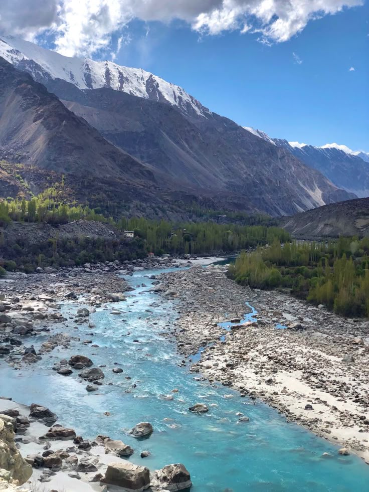 whynotrida's tweet photo. We all love our country deeply, for it is not just our homeland but our identity, our pride, and our soul. Pakistan lives in our hearts, and we strive every day to make it stronger and more beautiful. 
Pakistan Zindabad 🇵🇰🤍 https://t.co/NbseddL3H4