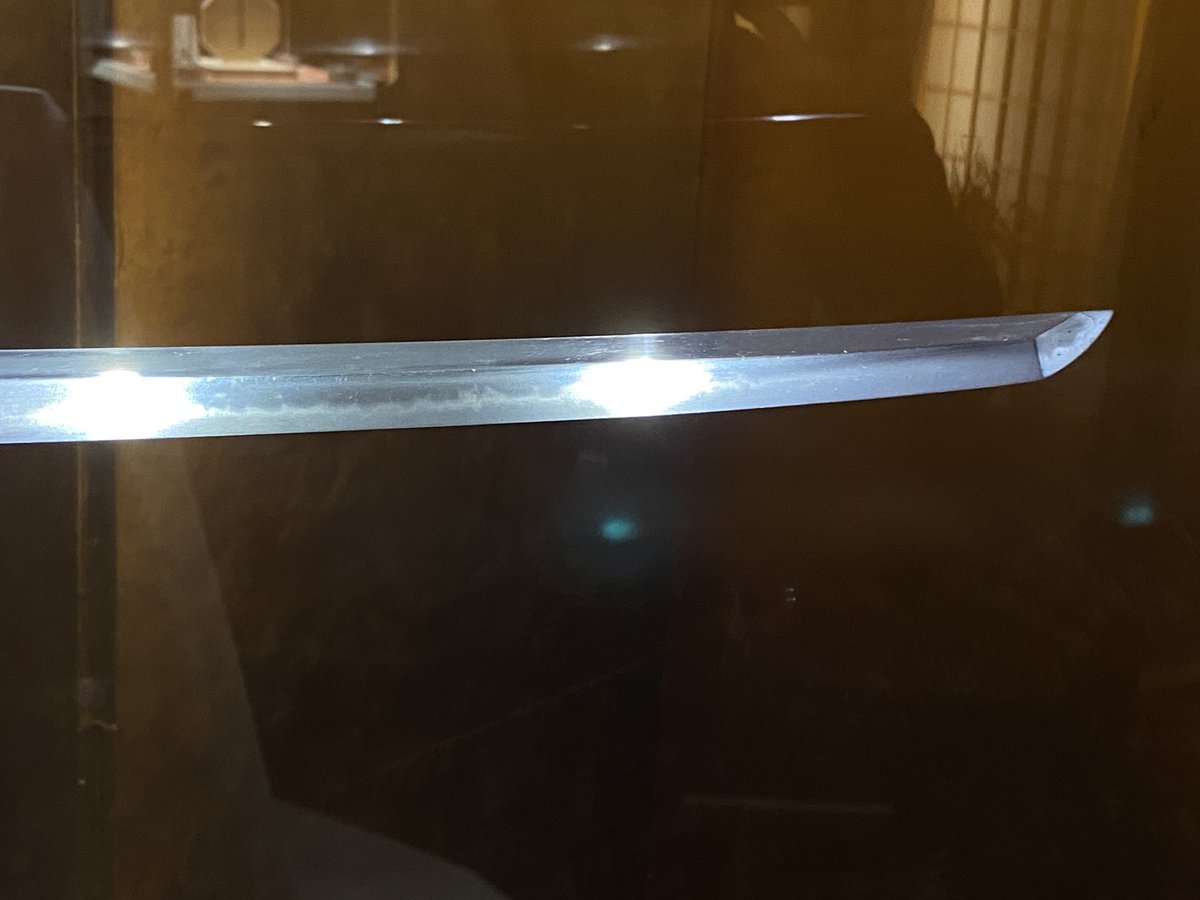 sayonosuke's tweet photo. 奈良・石上神宮「石上神宮と御剣」内覧会に参加しました。

石上神宮の太刀・小狐丸、史上初公開！！

古備前の義憲作です。古備前の小狐丸という新たな可能性。
腰反り&amp;小鋒の古風な姿。焼きは高めで、一文字風に乱れ、映りが立ちます。乱れた帽子もきれいに見えます。 https://t.co/GGOkne0HKo