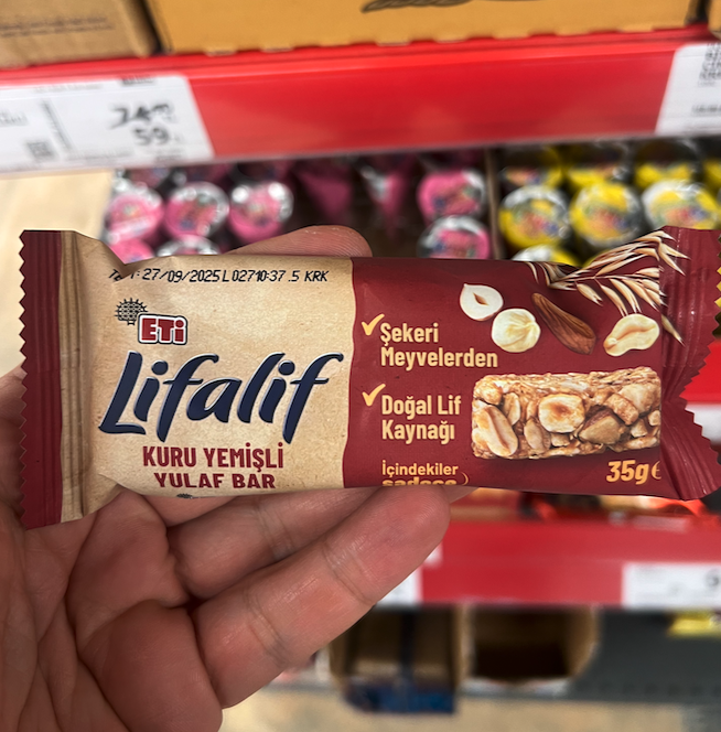 gidadedektifi's tweet photo. Eti Lifalif Kuruyemişli Yulaf Bar içeriğinde palm yağı ve türevleri yer almazken, ayçiçek, zeytinyağı ve tereyağı bulunuyor.
Ürün içeriğinde sırasıyla;
%36 oranında yulaf ezmesi,
%17,3 oranında yer fıstığı,
%9,1 oranında fındık,
%4 oranında badem bulunuyor.
https://t.co/dpEDU0ViyA