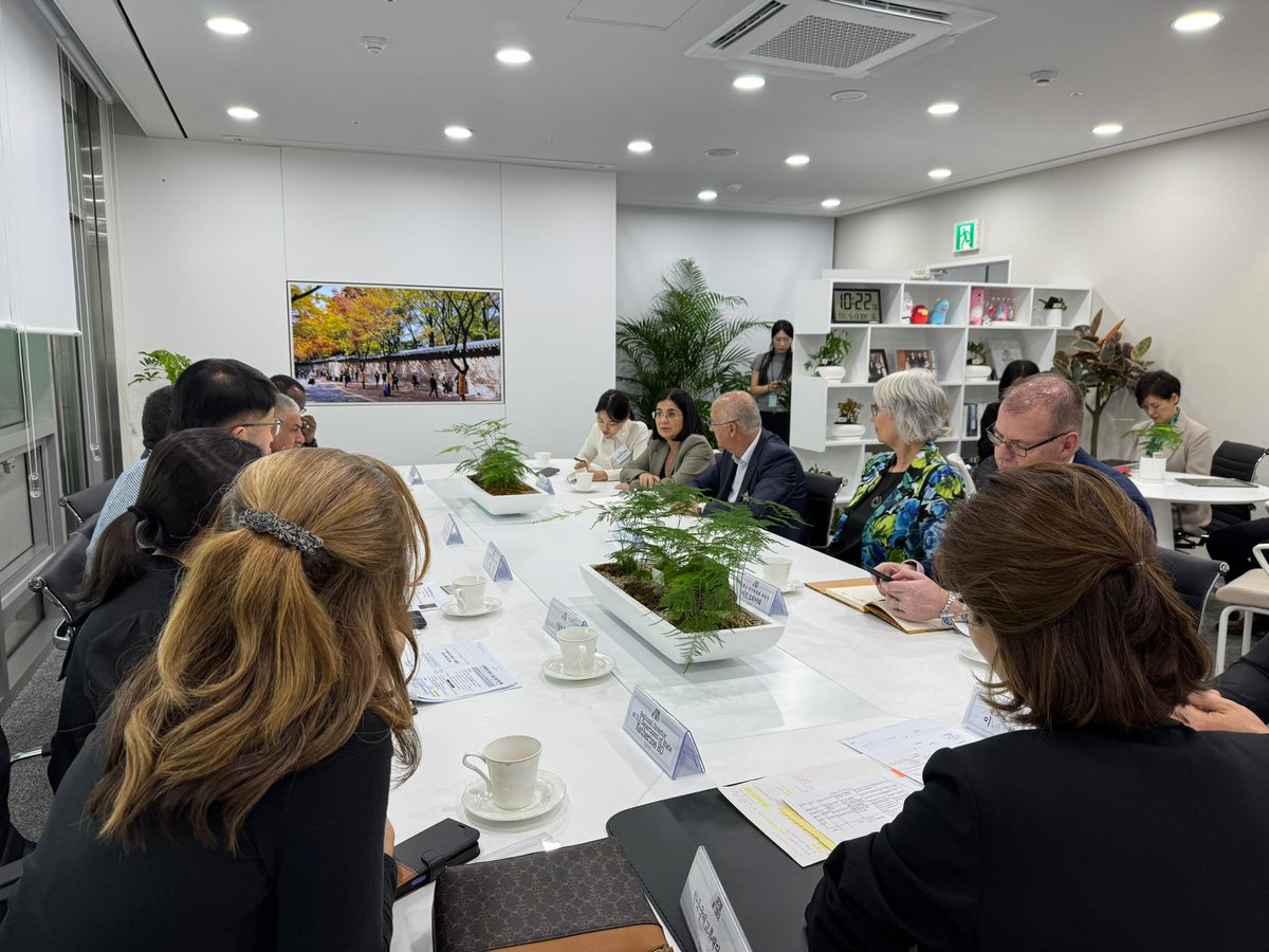 CarolinaDarias's tweet photo. 🇰🇷Reforzando la conexión entre Corea y #LPGC

🤝Encuentro en Seúl con el Vicealcalde de Asuntos Administrativos en el @Seoul_gov

🔹Hablamos de lo que nos une a las grandes ciudades para seguir avanzando: prevención de la salud, sostenibilidad y políticas para reducir emisiones https://t.co/OhmygOae4C