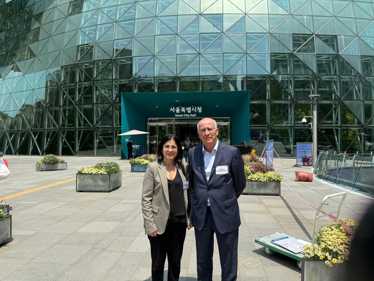 CarolinaDarias's tweet photo. 🇰🇷Reforzando la conexión entre Corea y #LPGC

🤝Encuentro en Seúl con el Vicealcalde de Asuntos Administrativos en el @Seoul_gov

🔹Hablamos de lo que nos une a las grandes ciudades para seguir avanzando: prevención de la salud, sostenibilidad y políticas para reducir emisiones https://t.co/OhmygOae4C