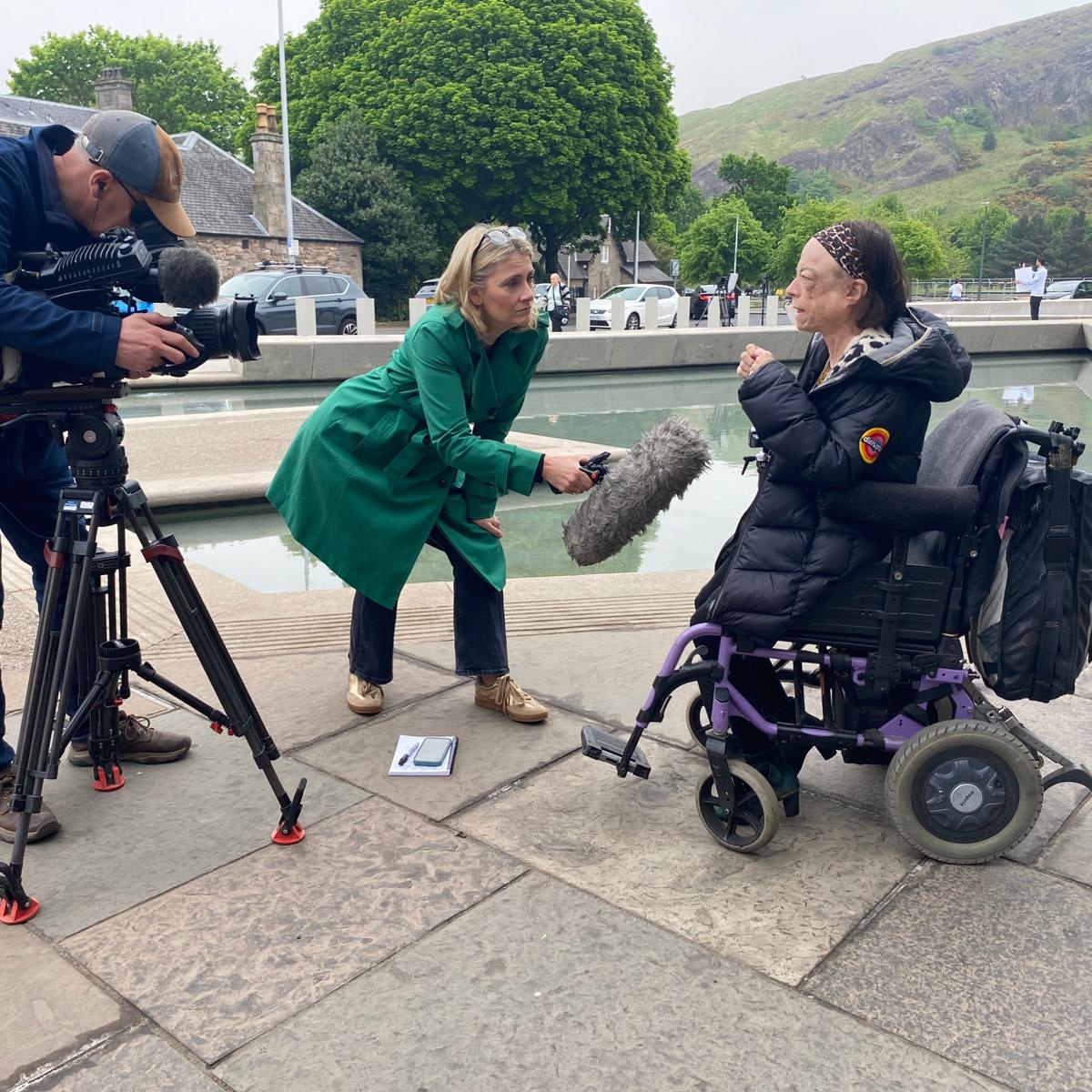📢<a href="/thelizcarr/">Liz "blue tick" Carr</a> talks to assembled press outside Holyrood 🔥 

#assistedsuicide #AssistedDyingBill #NotThisBill