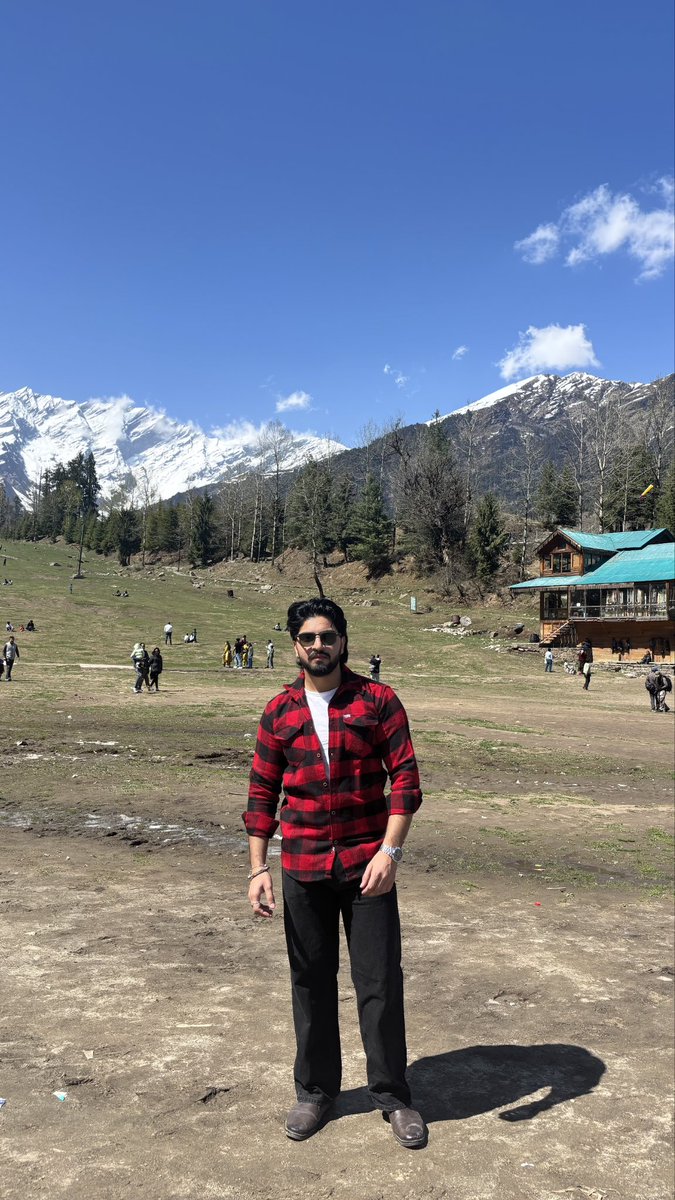 Ngl Felt like a Bollywood hero amidst the serene beauty of Manali! breezy cold air and my windswept hair🫠
I wish main bhi nepo kid hota