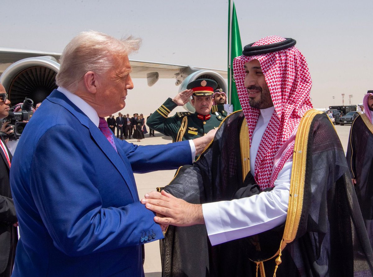 Badermasaker's tweet photo. فخامة رئيس الولايات المتحدة الأمريكية يصل المملكة في زيارة دولة، وسمو #ولي_العهد في مقدمة مستقبليه.
#الرئيس_الأمريكي_في_المملكة
#92_عامًا_من_الشراكة_والازدهار
#TrumpInKSA https://t.co/nCuq7pgZUX
