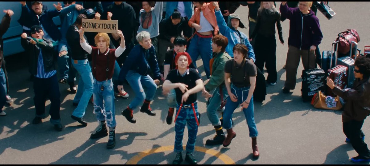 sunflories's tweet image. Ihan tugasnya emang angkat banner begitu kah?