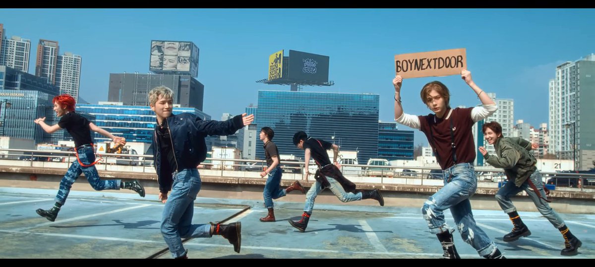 sunflories's tweet image. Ihan tugasnya emang angkat banner begitu kah?