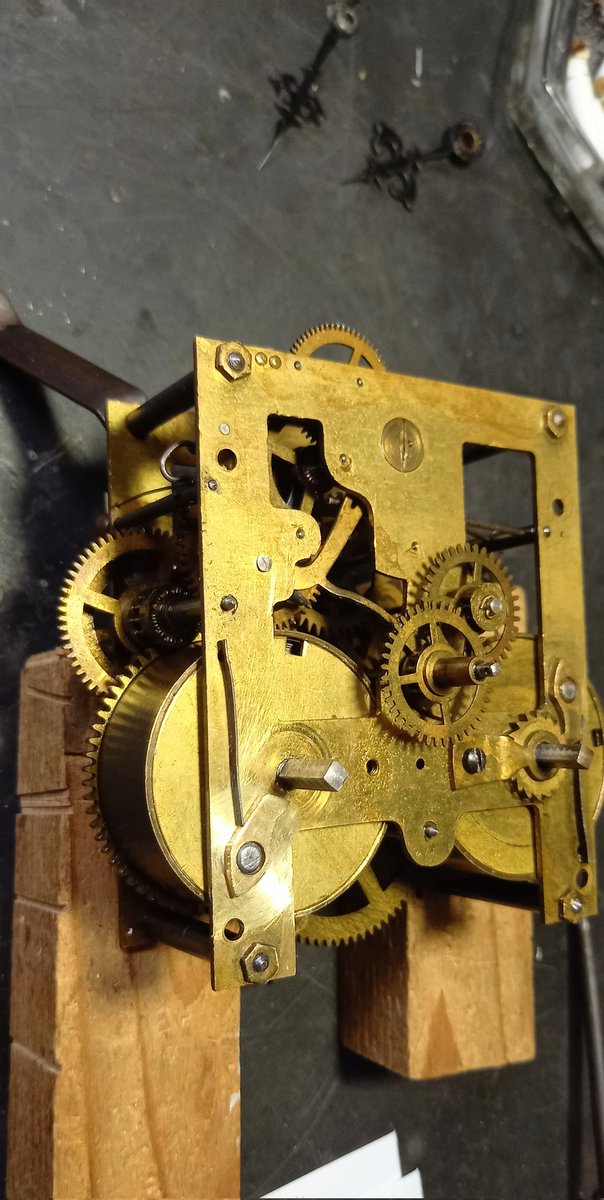 gtzaolCjqvzAbw3's tweet image. SEIKOSHA8日巻きゼンマイを巻いても戻ってしまう。ラチェットの爪が固いので分解掃除から始めます‼️
#柱時計修理　#カラクリ時計修理　#からくり時計修理　#電池の液漏れ修理　#ゼンマイ交換　#ガラス交換　#振り子時計修理　#ボンボン時計修理

#http://www.wakaouzi.biz-web.jp/sp/tokeisyuuri_.html