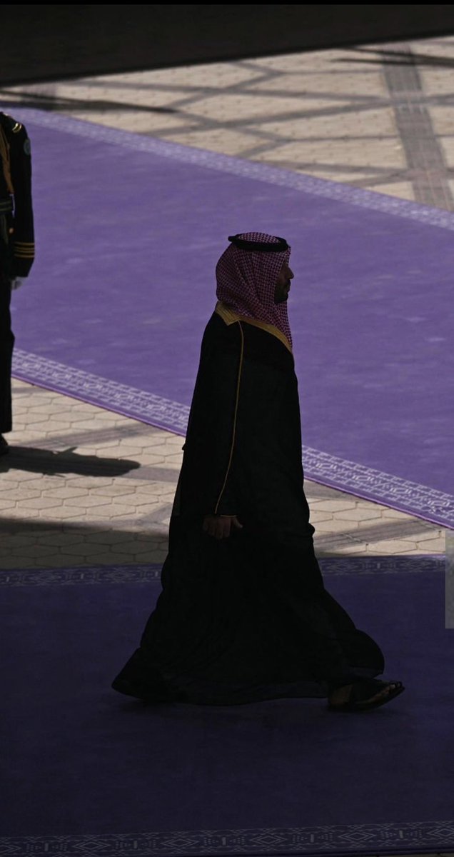 حنا في ذرى ظله الله يديمه 
يا ما حكومات ودول بذرى ظله 
#الرئيس_الأمريكي_في_المملكة 
 #ترامب_في_السعوديه