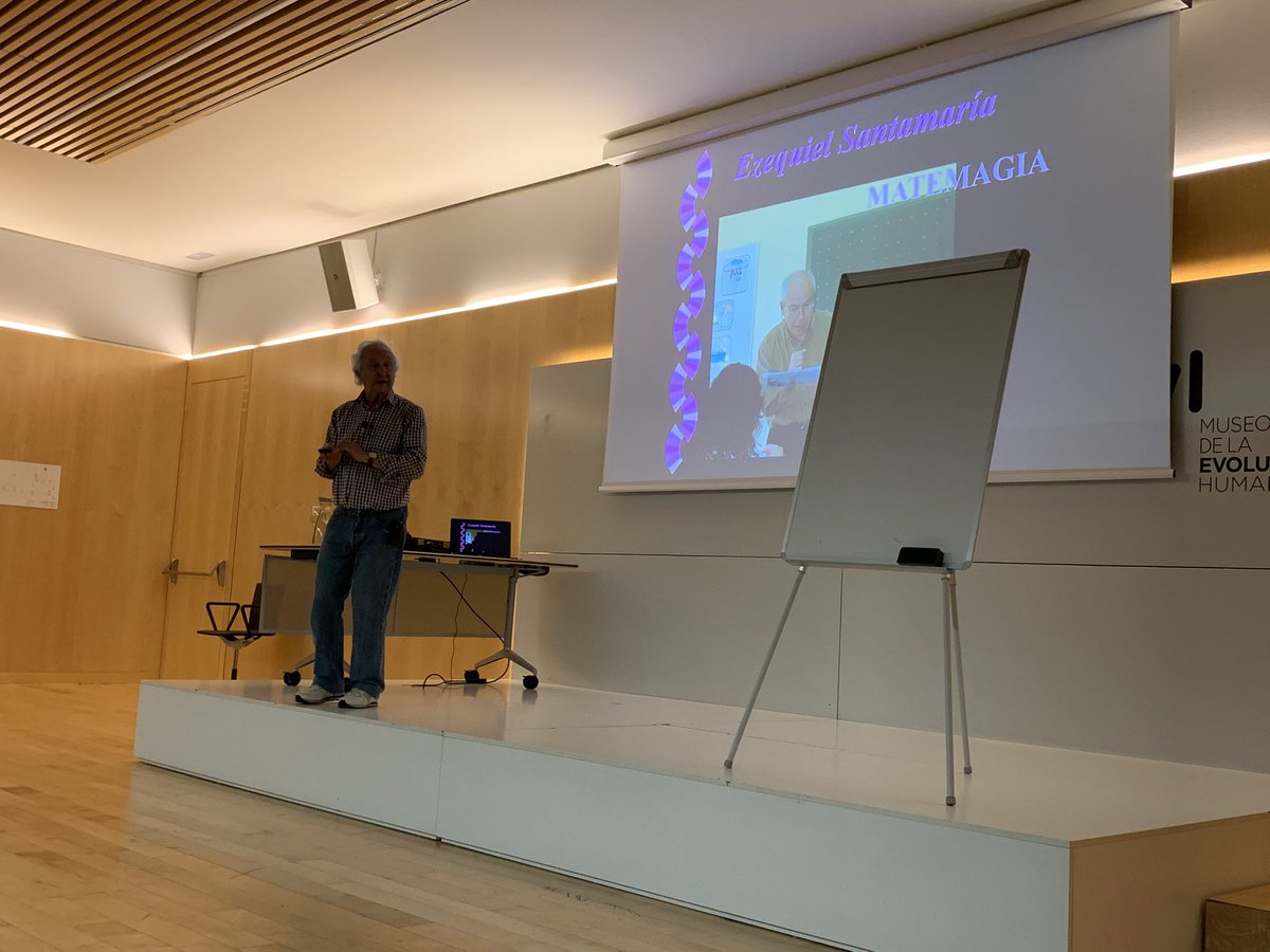 Comienza la charla de nuestro compañero Antonio Arroyo sobre Matemagia para celebrar el #diaescolardelasmatematicas <a href="/Socylem_cyl/">@socylem_cyl</a> <a href="/fespm_es/">FESPM</a>