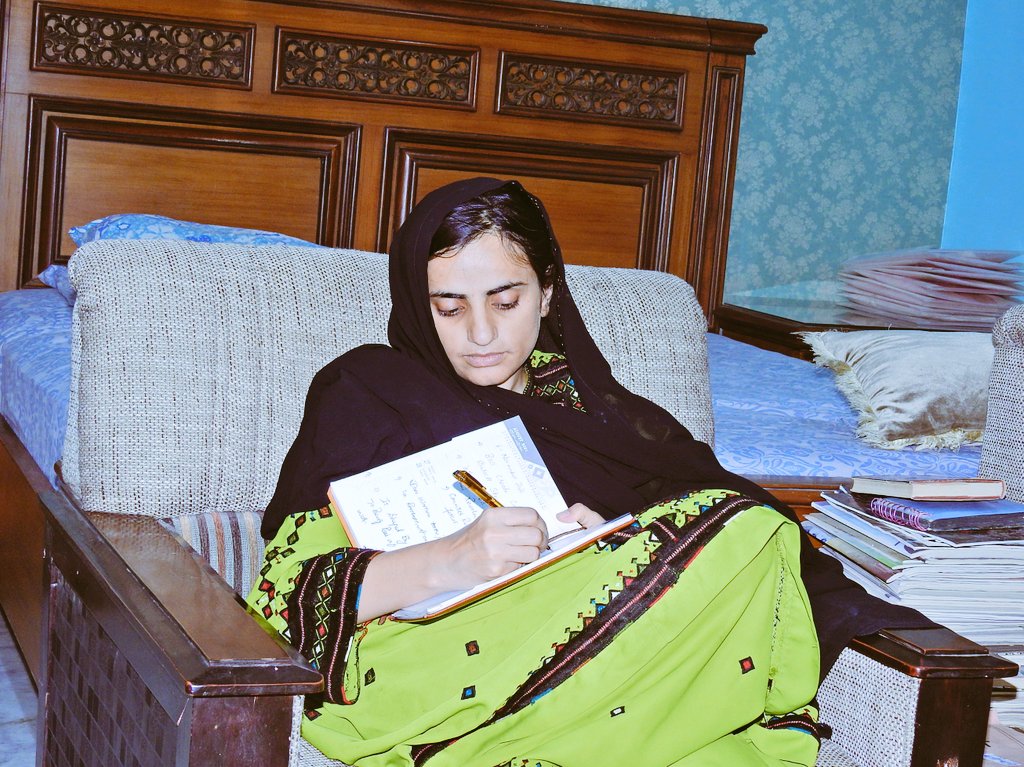 ڈاکٹر ماہ رنگ بلوچ کہتی ہیں کہ یہ حوصلوں کی جنگ ہے۔ دشمن ہمیں بے حوصلہ کرکے توڑنا چاہتا ہے مگر ہمیں چاہیے کہ اپنے حوصلے بلند رکھیں اور جدوجہد کو ہر حال میں جاری رکھیں۔ ہماری اسیران یا قید و بند سے تحریک کو ہرگز کمزور نہیں پڑنا چاہیے

#RealeesDrMahrangBaloch