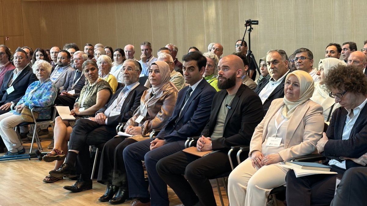 In het Vredespaleis in Den Haag vond een inspirerende conferentie plaats: “De Kracht van Vrede in een Verdeelde Wereld” Georganiseerd door Platform INS en Kunst van het Samenleven — in het hart van recht en vrede.Samen bouwen aan dialoog en begrip!
#DenHaag #Vredespaleis #Dialoog