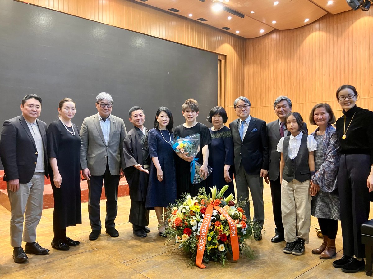 【5 сарын 10-ны өдөр, Элчин сайд М.Игавахара гэргийн хамт Монгол Улсын Филармонийн концертын танхимд болсон Ажима Кентарогийн төгөлдөр хуурын концертыг үзэв】
mn.emb-japan.go.jp/itpr_ja/pianoc…