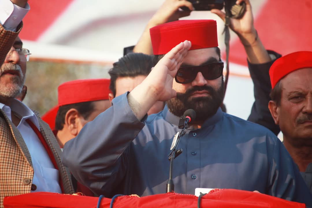 FraooqY99232's tweet photo. سیاست صرف مخالفت، طعنوں، الزام تراشی اور گالیوں کا نام نہیں،
تعمیری سوچ، اداروں کے ساتھ مکالمہ اور عوامی مفاد میں فیصلے کرنے کا نام ہے۔
ایمل ولی خان یہی سب کر رہا ہے۔
#AWKTheOnlyHope
#OnlyANP https://t.co/NRST71h9Ta