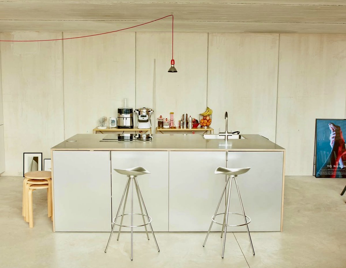 The Jamaica stool by Barcelona Design, was created by Pepe Cortés who gave life to a modern and extremely elegant stool suitable for the home, the office and public spaces.
More at lomuarredi.com
#furniture #kitchen #design #moderndesign #furniturestore #lomuarredi