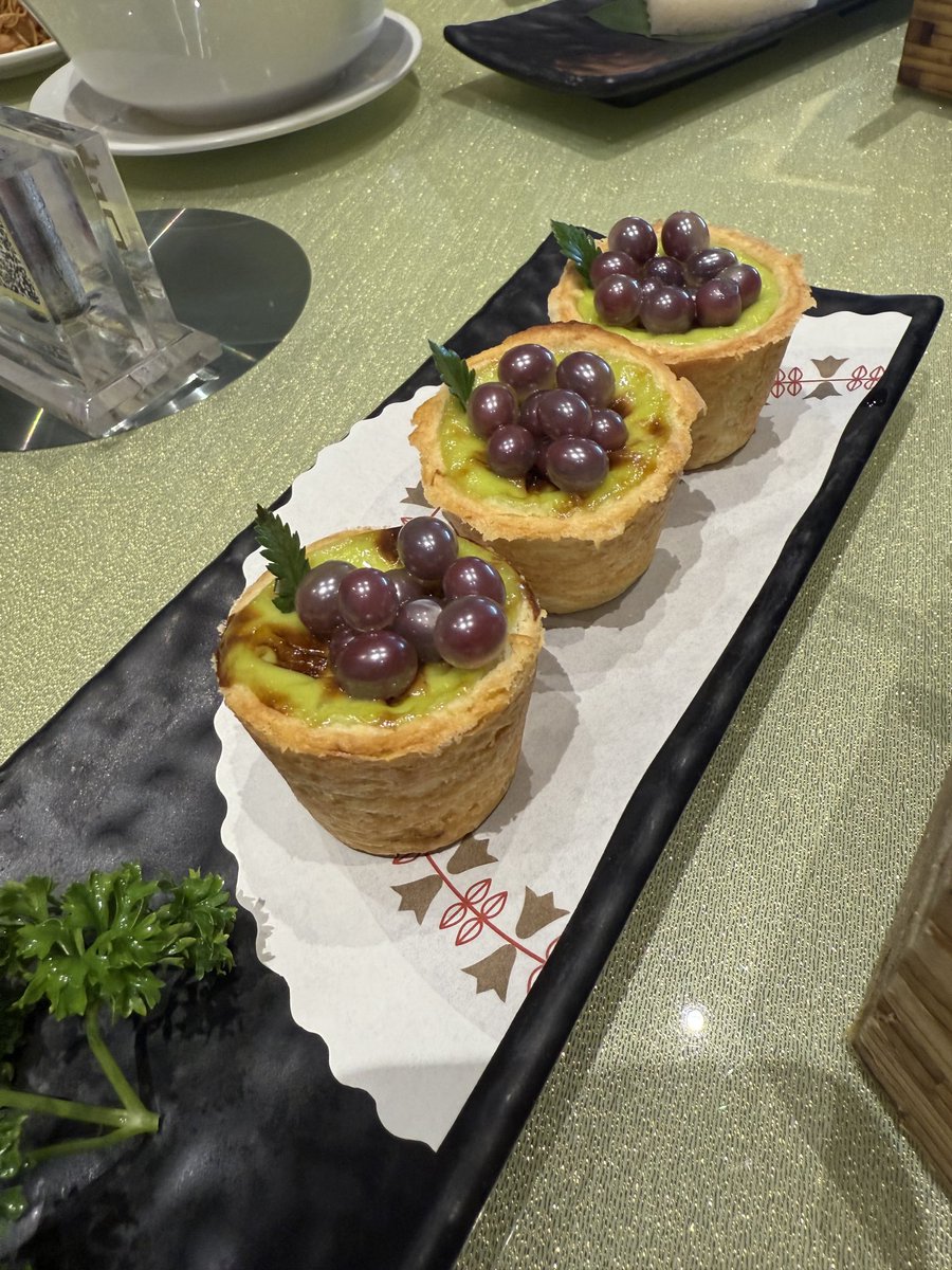 儿子从小喜欢吃蛋挞，我们每到一地都要尝那里的蛋挞。刚到武汉第一天，我们吃了一次，口味一般。在广西吃了一次，极为失望。在广东， 每家餐馆的蛋挞都各有千秋，有走传统路线的，更有极为创新的。都蛮不错的。
最好吃的蛋挞（葡挞）还是在葡萄牙吃到的，毕竟那里是它的起源😆