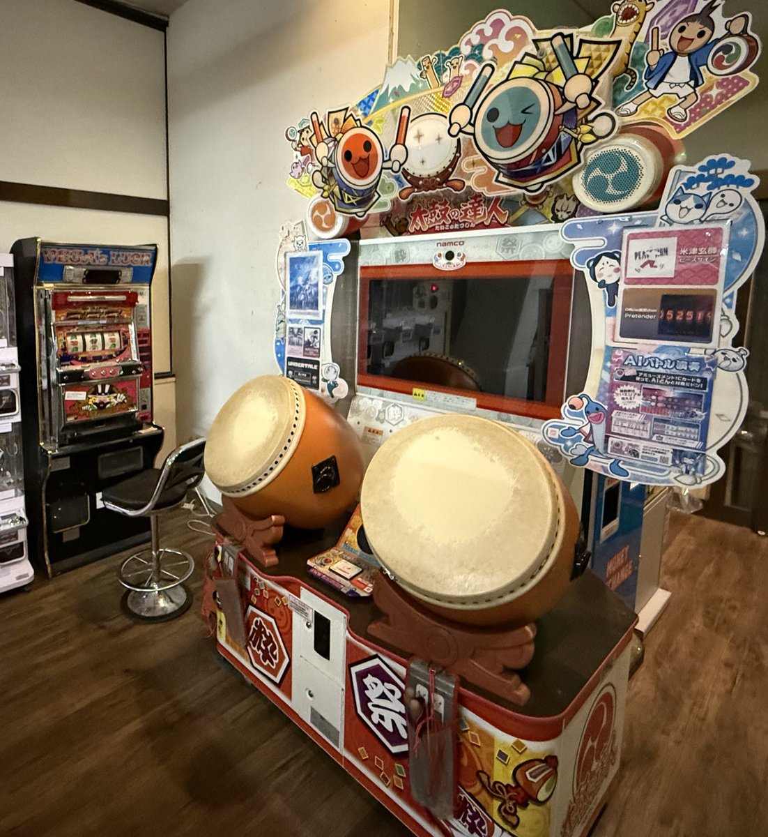 CeleronT3000's tweet image. 今晩のゲームコーナー
太鼓の達人が新旧2機種、ファイナルハロン2、タンクタンクタンクとナムコ成分多め。
#宿ゲームコーナー　#レトロアーケード
