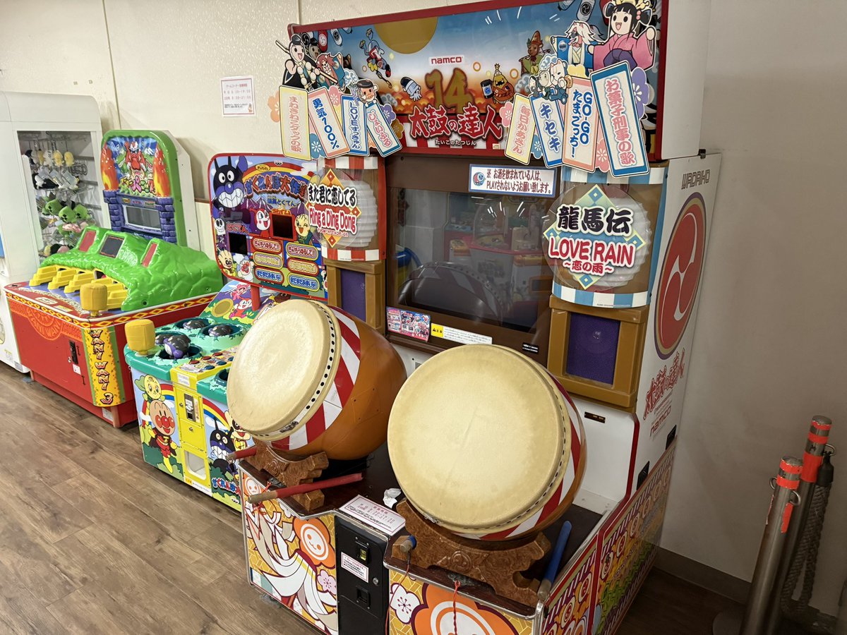 CeleronT3000's tweet image. 今晩のゲームコーナー
太鼓の達人が新旧2機種、ファイナルハロン2、タンクタンクタンクとナムコ成分多め。
#宿ゲームコーナー　#レトロアーケード