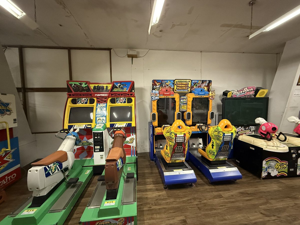 CeleronT3000's tweet image. 今晩のゲームコーナー
太鼓の達人が新旧2機種、ファイナルハロン2、タンクタンクタンクとナムコ成分多め。
#宿ゲームコーナー　#レトロアーケード