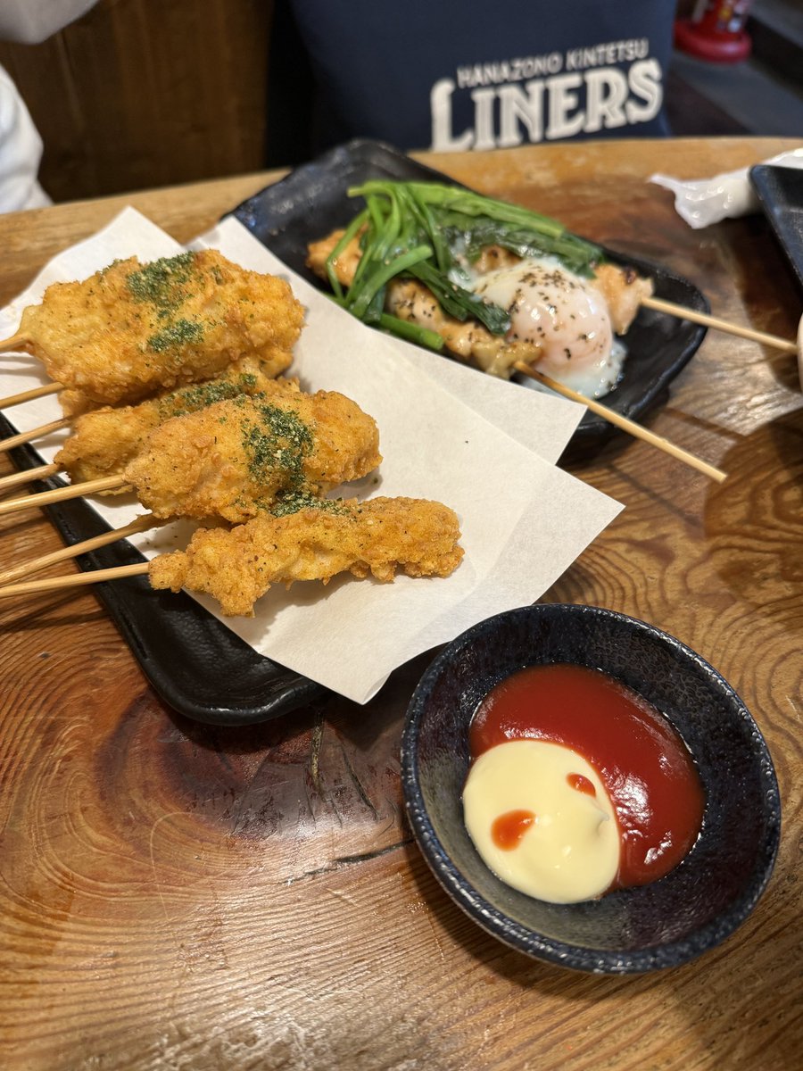 KONDOH65's tweet photo. 日曜日、仕事帰りの鳥貴族で大倉忠義さん監修オリジナ���メニューを堪能。その時帽子を忘れたのに気付き、今日電話したらきちんと保管していてくださってて、レジに置いておきますねと、とても親切に対応していただきました。お礼にまた行こう🍺
#すーぱーうぬぼれ中
#鳥貴族
#鳥貴族荒本店
#ありがとう https://t.co/YEpv1HtxTH