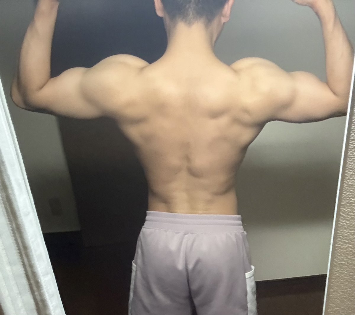 今日の家トレは背中と腹でした！

これから筋トレの方、終わった方、お疲れ様です！