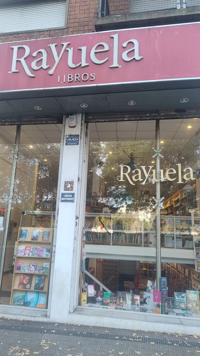 #Laplata
Por el corte de los accesos a Plaza Italia los encargados de la librería Rayuela dicen estar en una situación "agónica".

La misma realidad afrontan otros comerciantes de esta zona y de Pza. Rocha.