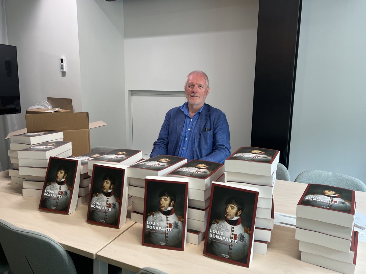 Ce moment toujours émouvant pour un auteur : la signature des services de presse, qui est aussi son premier contact physique avec le livre comme objet et non plus comme projet !
En librairie le 22 mai prochain