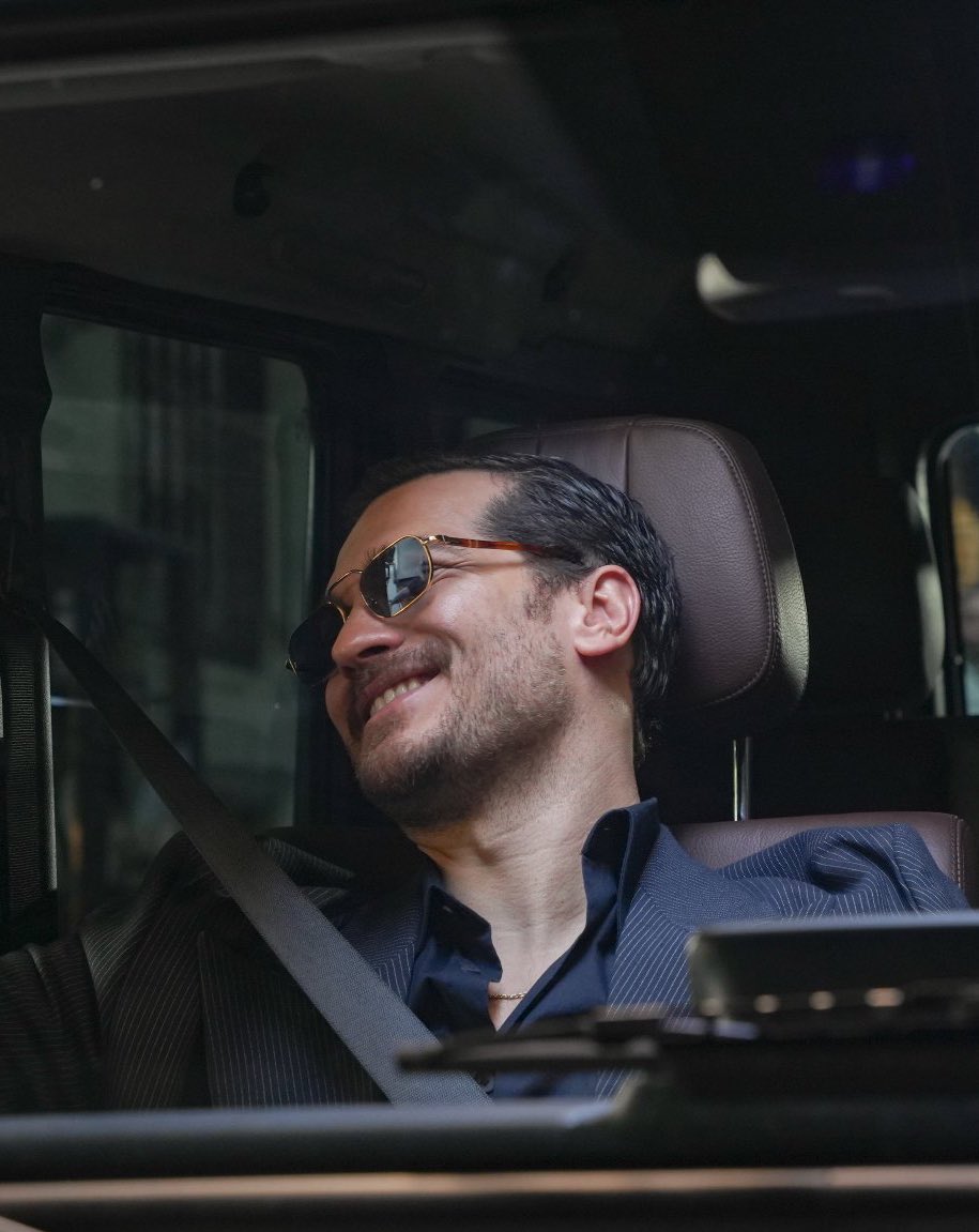 yakısıklı hani sen gülüyorsun ya inceden