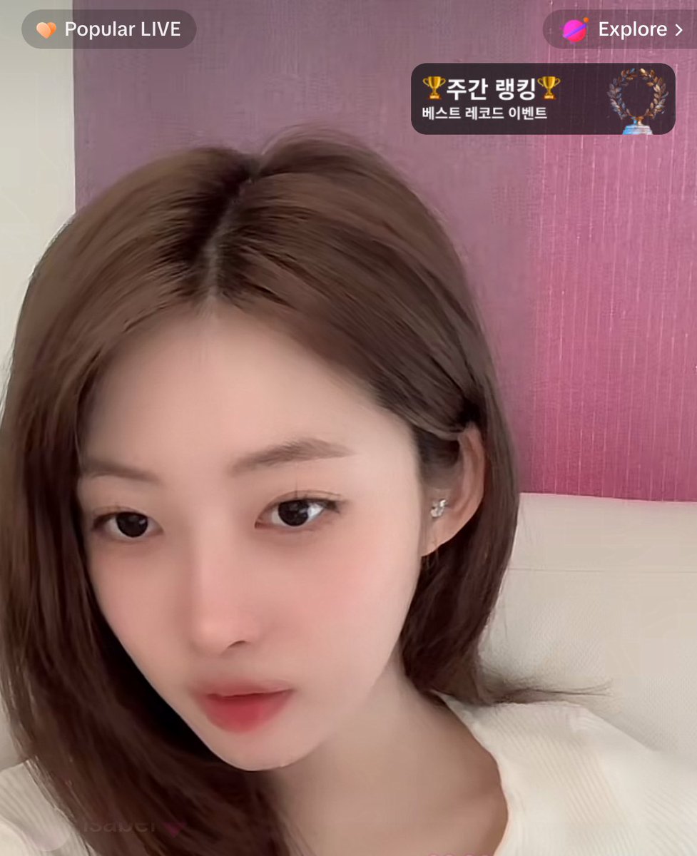 evglowz's tweet photo. Sihyeon on TikTok live: 

"Don't worry everyone, it should be even more worrying to stay in this company. It is only right that the fans get angry. As a leader, I'll be the first to talk to you about this. It's not that the team is disappearing." https://t.co/ZvLdrum5X3
