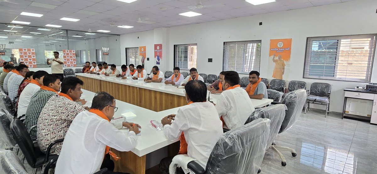 JATINPATEL73053's tweet image. આજ રોજ નર્મદા કમલમ્ ખાતે સંગઠનાત્મક બેઠક જિલ્લા અધ્યક્ષ શ્રી નીલભાઈ રાવ ની અધ્યક્ષતામાં યોજાઈ.
આજ ની બેઠકમાં આગામી કાર્યક્રમો અંગે મહત્વપૂર્ણ ચર્ચા કરવામાં આવી.
#BJP #bjpgujrat #bjpnarmada #kamalamnarmda