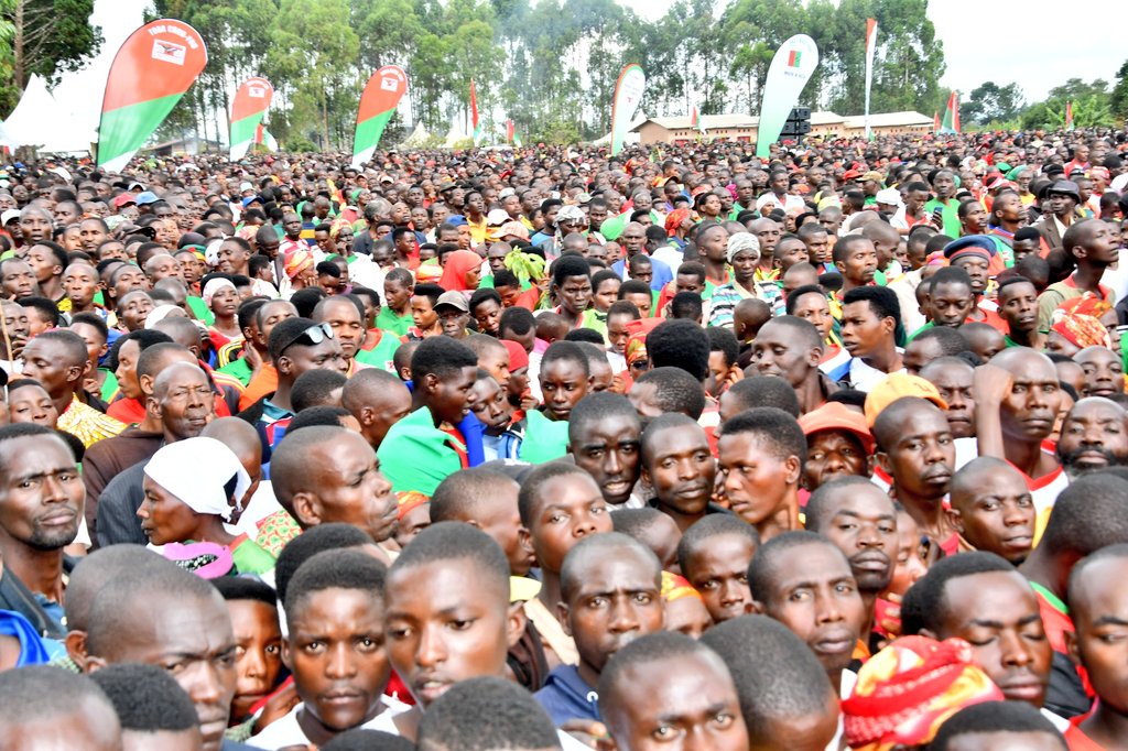UbumweHebdo's tweet photo. Umukuru w'igihugu akaba n'Umukuru w'Inama nkuru y'Inararibonye mu mugambwe @CnddFdd, @GeneralNeva,ari muri Zone #Gakere Komine #Kiremba intara ya #Butanyerera aharamutse hugururwa imyiyamamazo y'umugambwe CNDD FDD https://t.co/U6cFfipgSQ