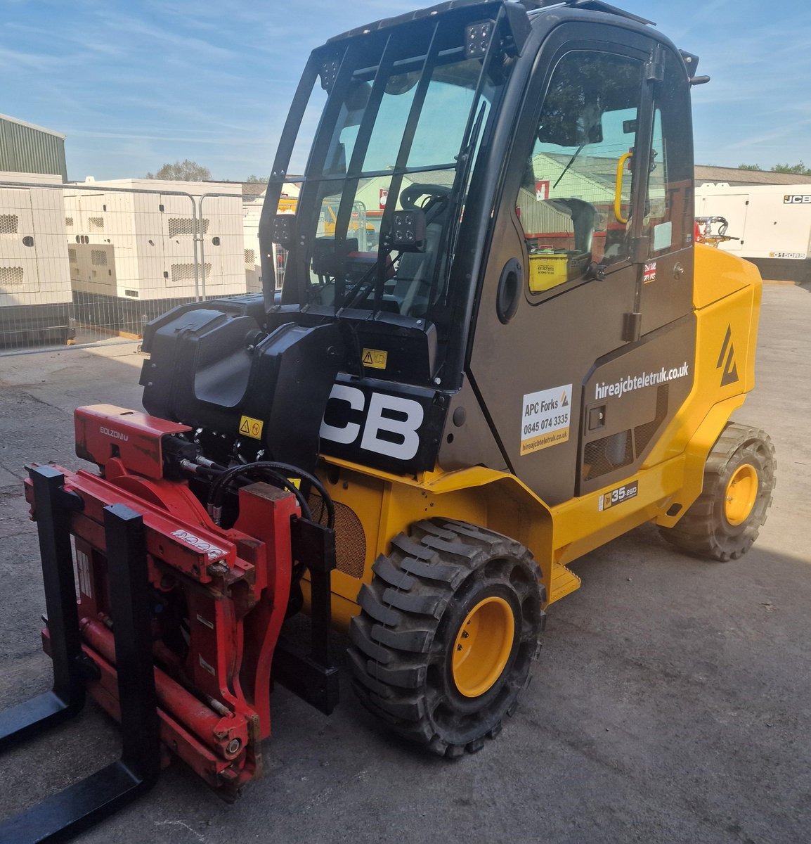 This <a href="/JCBmachines/">JCB</a> Teletruk had a <a href="/BolzoniAuramo/">Bolzoni Auramo</a> rotating fork-clamp, Groeneveld-BEKA auto grease system, @SpillardSafety system, @AbbeyAttach load weigher, and Ardent Fire Protection fitted. It then went to the sunny southwest.

#waste #recycling #customerfocused #customerfirst