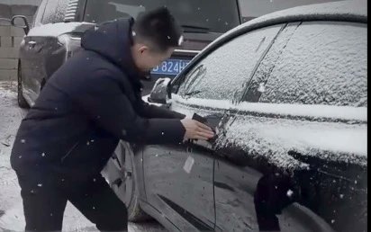 SiliconTech0528's tweet image. MIIT&apos;s new safety rules warn: Power failure during crashes could trap passengers! Should car design prioritize safety over aesthetics? Pro tip: Always locate emergency window breakers first. #CarSafety #HiddenHandles #DesignVsSafety