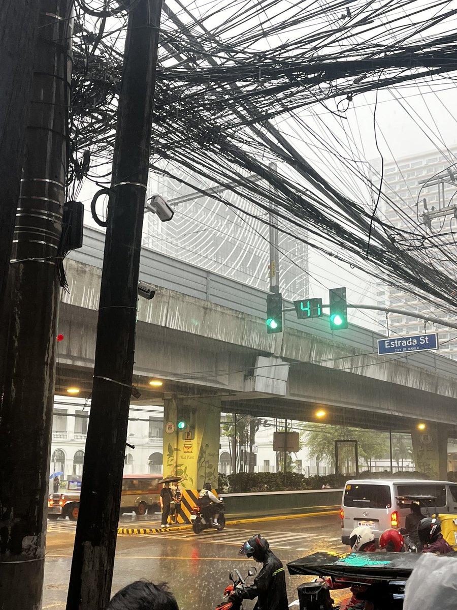 xmh95z's tweet image. ‘di na nga nag paalam wala pang payong tangina #saveus