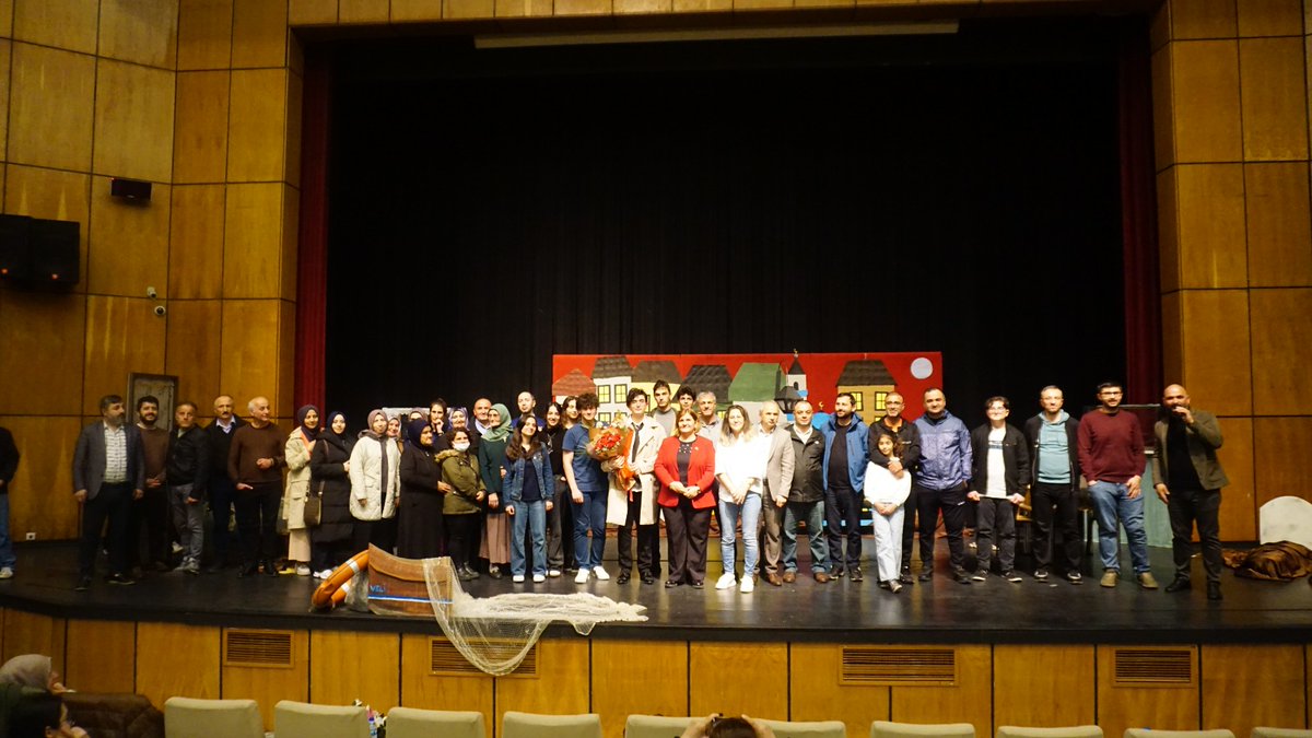 Bir Garip Orhan Veli

Murathan Mungan'ın, Orhan Veli'yi kendi şiirlerinden hareketle anlattığı eseri seyirciden büyük alkış aldı. 
Öğrencimiz Murat Civaoğlu'nu bu tek kişilik dev performansı için tebrik ediyoruz.<a href="/meb_ogm/">Ortaöğretim Genel Müdürlüğü</a> <a href="/akmeseibrahim/">Halil İbrahim Akmeşe 🇹🇷</a> <a href="/rsblmezun/">RSBL MEZUNLAR</a>