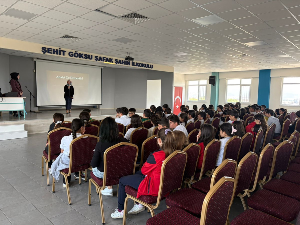OoTurkay's tweet photo. Adalet konulu söyleşide, adaletin toplumda huzur ve güvenin temeli olduğu vurgulanmıştır. Katılımcılar, adaletli davranmanın bireysel sorumluluk olduğunu fark etmiştir. Emeği geçenlere teşekkür ederiz. @Osmangazi_MEM @kahraman47_s https://t.co/j7DPGEmKNa