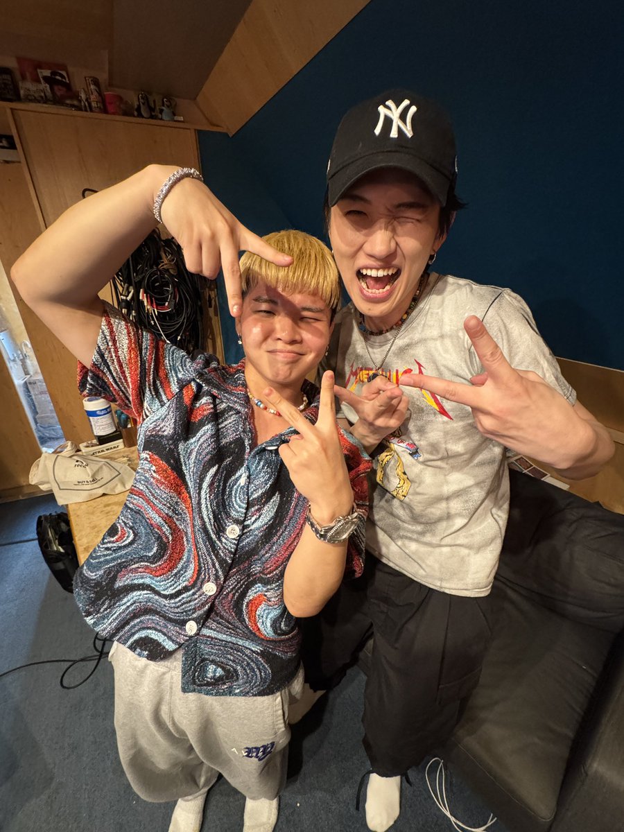 🍼BBY NABE🍼 (@bbynabe) on Twitter photo りゅーやくんとレコーディングの合間に話してたら
地元も中学校も住んでたマンションも全部同じだったって知ってぶち上がった
<a href="/ls_3_ryuya/">ryuya@リリスク</a> りゅーやくんとレコーディングの合間に話してたら
地元も中学校も住んでたマンションも全部同じだったって知ってぶち上がった
<a href="/ls_3_ryuya/">ryuya@リリスク</a>