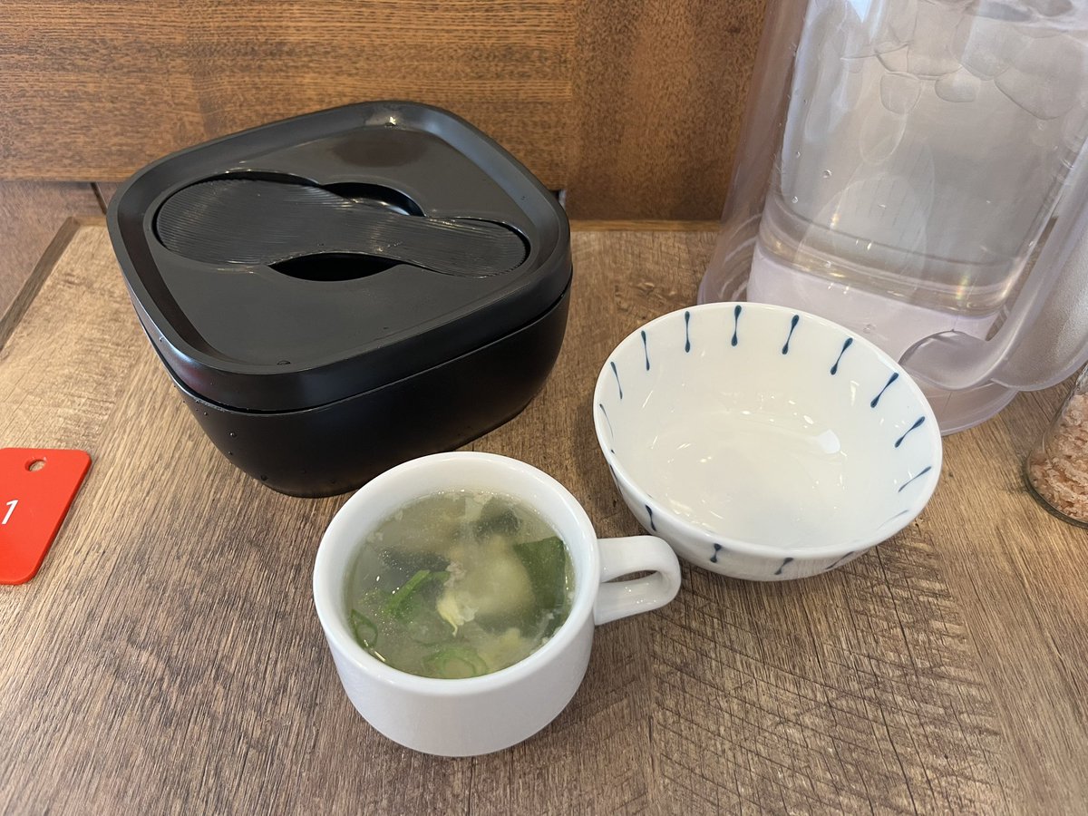 roriconjanaiyo's tweet photo. #食事記録
守口　グリルmori

お櫃でくるけどなくなっても頼めばおかわり出来ます！ドレッシングももらえます。美味くてコスパも最強

11:00〜14:00の無くなり次第終了
12時過ぎにはほぼハンバーグしかないw
ハンバーグソース
デミグラス、オニオン、おろしシソ
トンテキは…写真撮り忘れましたm(__)m https://t.co/mnO5XBbCab