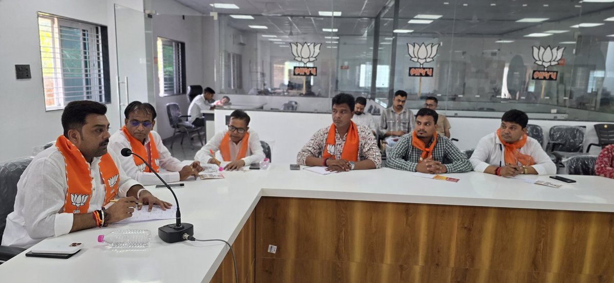 AjitKParikh1's tweet image. આજ રોજ નર્મદા કમલમ્ ખાતે સંગઠનાત્મક બેઠક જિલ્લા અધ્યક્ષ શ્રી નીલભાઈ રાવ ની અધ્યક્ષતામાં યોજાઈ.
આજ ની બેઠકમાં આગામી કાર્યક્રમો અંગે મહત્વપૂર્ણ ચર્ચા કરવામાં આવી.
#BJP #bjpgujrat #bjpnarmada #kamalamnarmada
